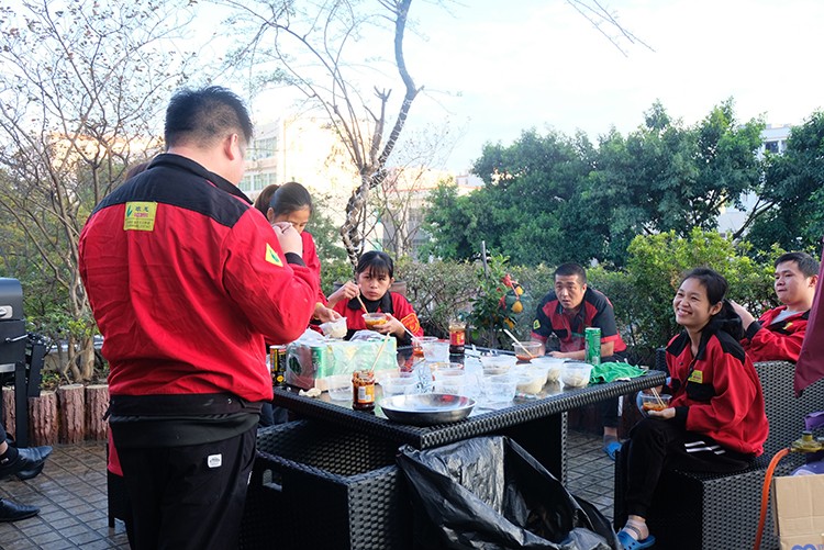 吃到美味的餃子 開心 吃到美味的餃子 開心