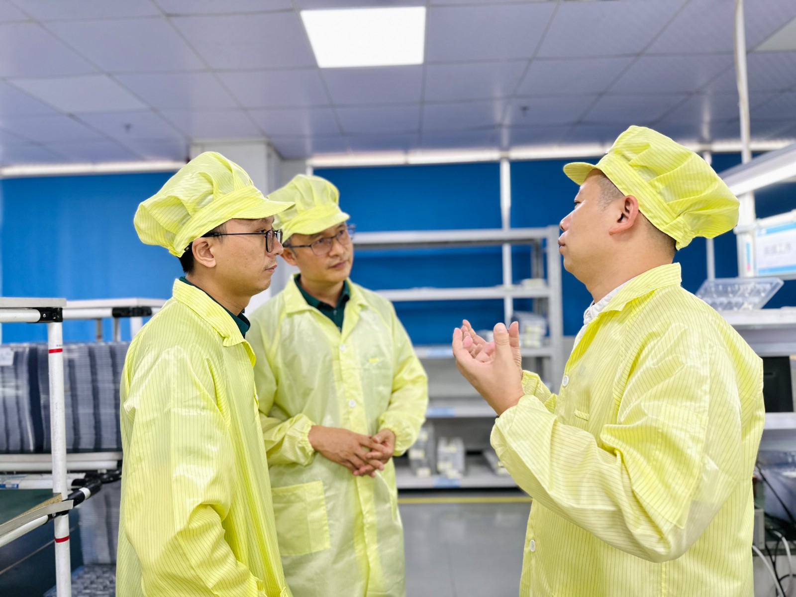 汪總帶領鄭校長參觀車間