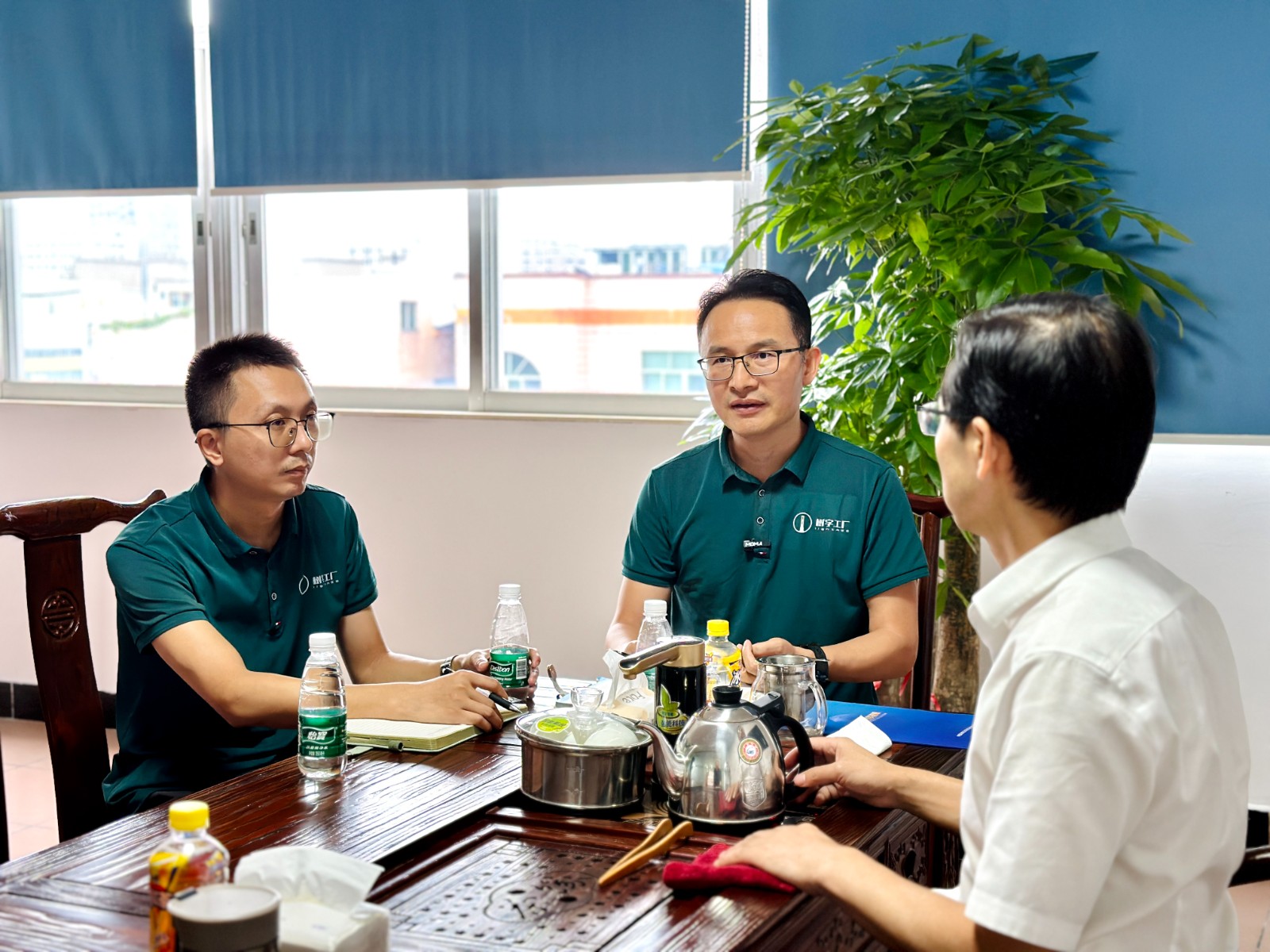 鄭校長與王總交流