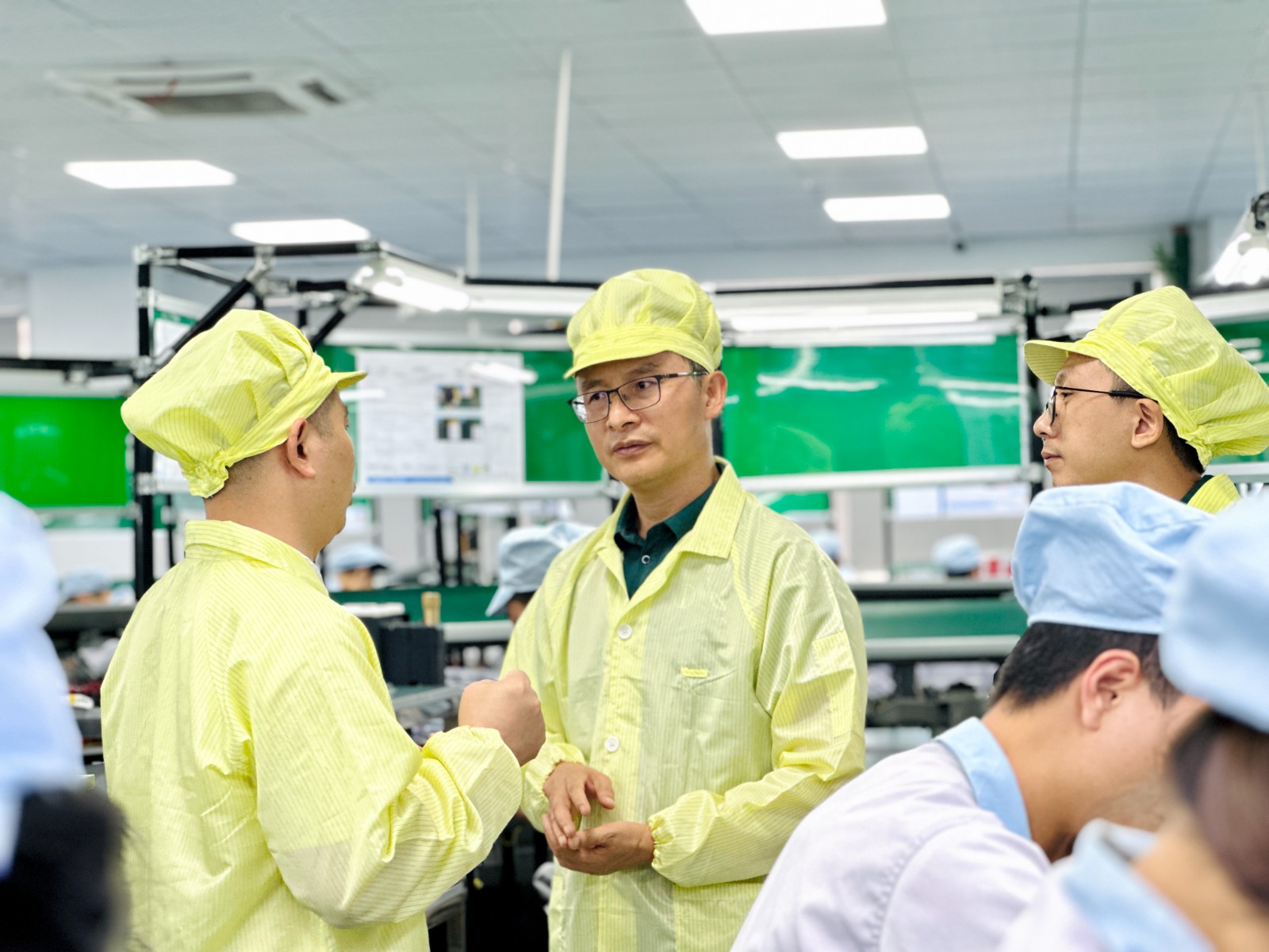 鄭校長學習言九電子的生產管理